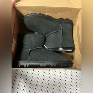 Kirkland Signature Kid's Shearling Lined Suede Sheepskin Snow Boots  Black NWD